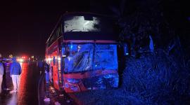 Un bus interprovincial y una camioneta se chocaron en el cantón Mejía, la madrugada del virnes 13 de febrero de 2026