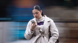 Una persona consulta su móvil en la Gran Via de Barcelona.