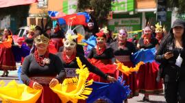 14 de febrero del 2026 Estudiantes participan en el desfile del Carnaval de Colores organizada por el Municipio de Quito en la tribuna del Sur.  API/HENRY LAPO