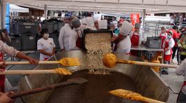 En la plaza de San Francisco se elaboró el 'Mote Pata más Grande del Mundo'.