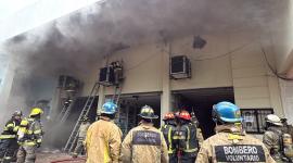 Los Bomberos de Guayaquil atienen un incendio en tres locales comerciales en el centro de la ciudad.