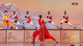 Robot y niños realizan juntos una serie de elaboradas acrobacias