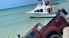 Camioneta cae al mar en muelle de la Isla Isabela en Galápagos