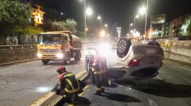 Un vehículo se volcó en la avenida Occidental, este miércoles 18 de febrero de 2026.