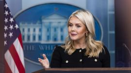 La secretaria de prensa de la Casa Blanca, Karoline Leavitt, habla con los reporteros en la sala de prensa de la Casa Blanca en Washington, DC, EE. UU.