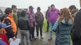 Las autoridades entregaron kits de asitencia humanitaria para la familia damnificada.