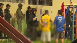 Un grupo de personas fue atacado por hombres armados en un parque fuera de una unidad educativa.