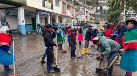Los comuneros se reunieron en el centro de la ciudad para iniciar tareas de limpieza tras el aluvión.