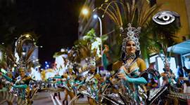 La fiesta que paraliza ciudades y une culturas tiene raíces antiguas y múltiples sentidos: del legado clásico a los rituales andinos, hoy mezcla historia, fe y comunidad. En Ecuador destacan los de Guaranda y Ambato; en el mundo, deslumbran los de Venecia y Brasil, con desfiles, música y máscaras que marcan identidad.