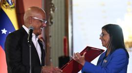 La presidenta interina de Venezuela, Delcy Rodríguez, recibe la ley de amnistía del presidente de la Asamblea Nacional, Jorge Rodríguez, en el Palacio de Miraflores, el 19 de febrero de 2026.