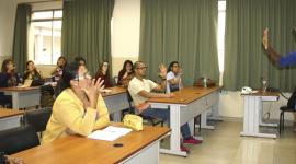 Una lengua de señas es una lengua natural de expresión y configuración gesto-espacial y percepción visual.