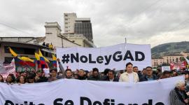 Docentes protestan en Quito por cambios al COOTAD