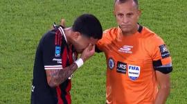 Kendry Páez salió lesionado en el partido de River Plate