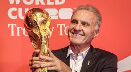 El argentino Oscar Ruggeri, campeón en 1986 observa el trofeo del Mundial de la FIFA este domingo, en Montevideo (Uruguay).