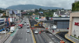 Obras Quito realiza trabajos de rehabilitación vial en la av. Oswaldo Guyasamín.