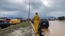 Fuertes lluvias inundan la vía Panamericana, en el ingreso al cantón Santa Rosa.