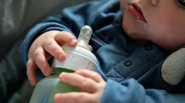 Un bebé con un biberón en una imagen de archivo.