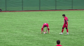 Un futbolista realiza reanimación cardiopulmonar de emergencia a una gaviota tras ser golpeada por un balón durante un partido en Estambul, reanimando al ave.