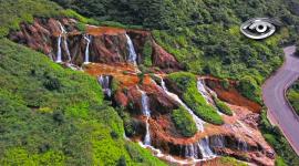 Siete veces más pequeño que Ecuador, Taiwán se ha convertido en potencia tecnológica sin perder sus costumbres más sorprendentes: del tofu apestoso a los mercados con subastas vibrantes y rascacielos imponentes. Un viaje que recorre historias únicas, como la del maestro Wu y sus cuchillos forjados de antiguos proyectiles.