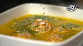 Pocas preparaciones despiertan tantos recuerdos como el tradicional caldo de bolas de maíz, una receta ecuatoriana que se cocina en familia y se hereda de generación en generación. Entre refritos, masa, col y queso, cada hogar imprime su sello en este plato laborioso y reconfortante.