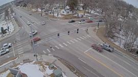 Un video captó el instante en que el pavimento se hundió debajo de dos vehículos en una intersección de Omaha, Nebraska.