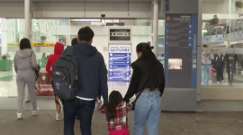 Familia denuncia que niña de tres años fue víctima de la delincuencia en el terminal Quitumbe.