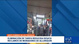 Habitantes y transportistas protestaron por varias horas denunciando falta de socialización; advierten que la medida provocará un alza en el precio de los pasajes.