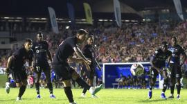 AME8709. BAYAMÓN (PUERTO RICO), 26/02/2026.- Lionel Messi de Inter patea un penal este jueves, en un partido amistoso entre Independiente del Valle y Inter Miami, en el estadio Juan Ramón Loubriel en Bayamón (Puerto Rico). EFE/ Thais Llorca