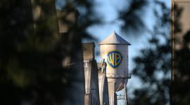 El logo de WB se ve en el exterior de Warner Bros. Discovery dijo el 24 de febrero que recibió una propuesta de adquisición revisada de Paramount Skydance.