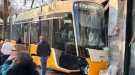 Un tranvía descarriló y se estrelló contra un edificio en Milán el 27 de febrero de 2026.