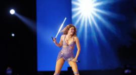 Fotografía de archivo del 7 de febrero de 2026 que muestra a la colombiana Shakira cantando en el estadio nacional Jorge Mágico González, en San Salvador (El Salvador).