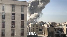 Una columna de humo emerge del centro de Teherán tras un ataque israelí este sábado