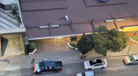 Testimonios y videos difundidos por usuarios muestran a individuos que descendieron de un vehículo y arremetieron contra la sede del centro