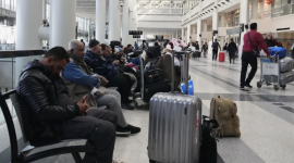 Pasajeros varados por suspensión de vuelos en gran hub internacional