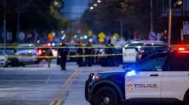Las fuerzas del orden patrullan una intersección cerca del bar Buford's en el centro de Austin, Texas. Tres personas murieron y otras 14 fueron hospitalizadas tras un tiroteo