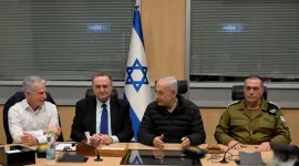 Imagen de ayer cedida por la oficina de prensa israelí en la que se ve al primer ministro, Benjamin Netanyahu (2d) durante una reunión.