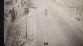 Motociclista muere tras chocar contra una soga tensada en la vía