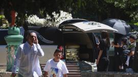 Personas se acercaron a la carroza fúnebre que transporta los restos de Nemesio Oceguera Cervantes, alias el El Mencho", a su llegada al panteón.