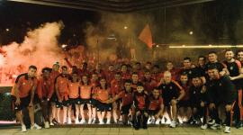 Hinchas del Deportivo Cuenca junto al plantel.