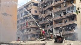 Los bomberos extinguen un incendio en el lugar de un ataque aéreo israelí que tuvo como objetivo el barrio de Haret Hreik, en los suburbios del sur de Beirut,