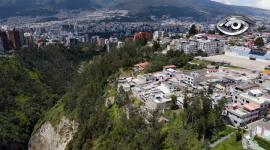 Miles de familias en Quito viven junto a quebradas donde la erosión, las lluvias y la inestabilidad del suelo amenazan sus viviendas. El peligro es constante y, en algunos casos, ya ha provocado pérdidas materiales y desplazamientos. Este reportaje analiza el riesgo, las responsabilidades y qué se debe hacer.