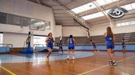 Rompen estereotipos dentro y fuera de la cancha: mujeres mayores de 65 años que compiten con pasión y disciplina. Integran la selección ecuatoriana de maxibásquet y son las primeras campeonas mundiales en su categoría. Un reportaje inspirador.