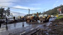 Intensa lluvia provoca el deslizamiento de tierra en la av. Simón Bolívar