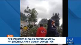 Un derrumbe en el sector de Monjas y anegaciones en el centro y sur de la capital bloquean el tránsito tras las intensas lluvias de este viernes. Un reportaje de Estefanía Vaca