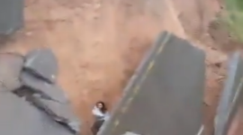 Mujer cae a socavón en El Oro tras perdida de mesa de carretera en Arenillas