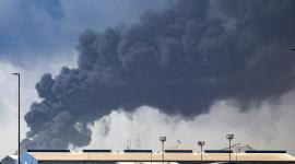 Una densa columna de humo negro se eleva en el aire sobre el puerto de Jebel Ali después de ser alcanzado por los restos de un misil iraní interceptado, en Dubai, Emiratos Árabes Unidos, el 1 de marzo de 2026.