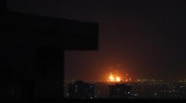 Humo se eleva desde la refinería de petróleo de Teherán tras los ataques aéreos en Teherán, Irán, el 7 de marzo de 2026.