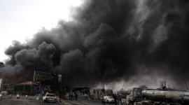 Vista de la entrada principal de la refinería de petróleo Shahran mientras aún se eleva el humo tras el ataque aéreo de anoche en Teherán, Irán, el 8 de marzo de 2026.