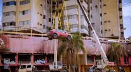 Retirán vehículos atrapados en edificio Multicomercio en Guayaquil