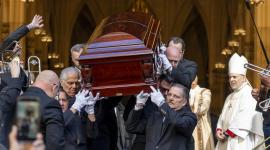 Personas sostienen el féretro del cantante Willie Colón este lunes, al finalizar una misa pública con motivo de su funeral en la Catedral de San Patricio en Nueva York (Estados Unidos).